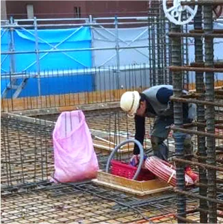 足場で作業を進める作業員