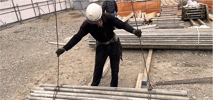 都市部の建設現場で資材を整理する様子